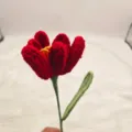 Handgemaakt gehaakt rode tulp bloem detail, prachtig garen brei ontwerp voor decoratie. - Rood