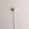 Handgemaakte gehaakte gele hartbloem detailweergave, wol DIY boeket accessoire cadeau. - Geel