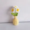 Handgemaakte gehaakte madeliefje bloem detail in gele vaas, schattige bureau decoratie thuis. - Lichtgeel