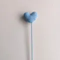 Handgemaakte lichtblauwe gehaakte hartbloem detail, wolbrei accessoire voor DIY-geschenken. - Blauw