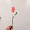 Handgemaakte gehaakte roze tulp bloem afgewerkt product garen gebreide kunstbloem. - Roze