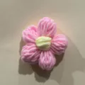 Handgemaakte gehaakte pofbloem DIY kleding accessoire tas bedeltje roze geel 6cm groot - Roze