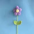 Detail van de paarse gehaakte puffbloem, met duidelijke weergave van de fijne textuur en afwerking. - Paars