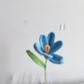 Handgemaakte gehaakte blauwe bloem met groen blad, mooi gebreid bloemig cadeau voor jou. - Licht Hemelsblauw