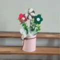 Bouquet di fiori in lana all'uncinetto fatto a mano in vaso rosa, regalo floreale lavorato. - Stile Fiore Rosso