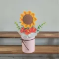 Regalo di fiore in vaso di girasole all'uncinetto fatto a mano, bouquet lavorato a maglia rosa. - Mazzo di Girasoli