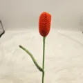 Handgemaakte gehaakte tulpbloem, oranje bloem met groene stengel, gebreide kunstbloem variant. - Oranje