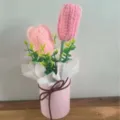 Handgemaakte gehaakte roze tulp boeket in cadeaubakje kunstmatige gebreide bloemdecoratie - Twee kleuren