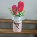 Handgemaakte gehaakte tulp potbloem boeket, perfect cadeau en mooie huisdecoratie. - Vier kleuren