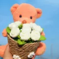 Handgemaakte gehaakte berenknuffel met witte bloemen in mandje, leuk cadeau en decor. - Witte Roos