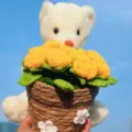 Handgemaakte gebreide beer met een prachtig gehaakt bloemenboeket detail, mooi ornament. - Gele Roos