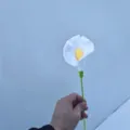Lys arum au crochet fait main fleur artificielle tricotée tige unique variante déco maison. - Blanc