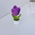 Handgemaakte gehaakte tulp in pot detail, schattige paarse gebreide bloem voor huisdecoratie. - Paars