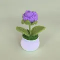 Handgemaakte gehaakte paarse roos potplant close-up, perfect voor bureau interieur decoratie. - Paars