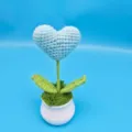 Handgemachte Häkelherz Topfpflanze, süße gestrickte Blumendeko für Tisch oder Zimmer. - Blau