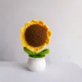 Vue detaillee de tournesol au crochet en pot, montrant une fine texture de laine. - Tournesol