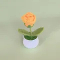 Handgemaakte gehaakte roos in pot detailweergave, perfect voor bureaudecoratie en cadeau. - Oranje
