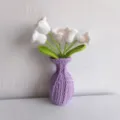 Handgemaakte gehaakte lelietje-van-dalen bloemen in paarse vaas close-up detailweergave - Paars