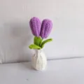 Handgemaakte gehaakte paarse tulp in een witte vaas, leuke tafeldecoratie als mooi cadeau. - Paars