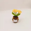 Handgemaakte gehaakte potplant met gele bloemen, groene bladeren en schattige pot. - Geel