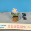 Handgemachte Häkelblume im Topf, süßes violettes Gänseblümchen für Heimdekoration Tisch. - Hellviolett