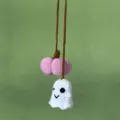 Vue détaillée de porte-clés citrouille fantôme au crochet fait main, charmant accessoire Halloween. - Rose