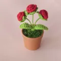 Handgemachte Häkelrose Topfpflanze künstliche Wollblume Schreibtisch-Ornament Heimdeko - Moos Brauner Kleiner Blumentopf Rote Rose