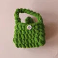 Handgemaakte groene gehaakte pluche minitas, schattig gebreid koptelefoonhoesje en portemonnee. - Groen