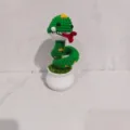 Gedetailleerd uitzicht van gehaakte groene slang in pot, schattige bureau decoratie speelgoed. - Groen