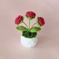 Handgemachte Häkel-Rosen Topfpflanze Variante, rote Garnblumen im weißen geometrischen Topf. - Weißer Geometrischer Blumentopf Dreikopf Rote Rose