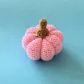 Handgemaakte gehaakte roze garen pompoen ornament, schattige herfst Halloween decoratie. - Roze