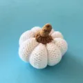 Handgemaakte witte gehaakte pompoen, schattig breigaren ornament voor Halloween cadeaus en huisdecoratie. - Wit