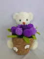 Gehaakte witte beer met een mand vol paarse tulpen, handgemaakte decoratieve details. - Blauwe Tulp