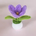 Handgemaakte gehaakte paarse tulp in pot detail, leuke bureau decoratie en cadeau item. - Paars