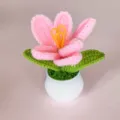 Handgemaakte gehaakte roze tulp potplant schattige gebreide bloem bureau decor. - Roze