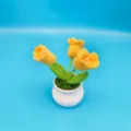 Handgemaakte gehaakte bloem in pot, gebreide wol tulp thuis bureau decoratie ornament. - Geel