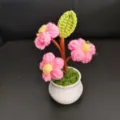 Handgemaakte gehaakte potplant bureau ornament detailweergave, schattige auto decoratie. - Roze