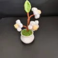 Handgemaakte gehaakte bloempot detail met schattige kleine bloemen in een witte pot. - Wit