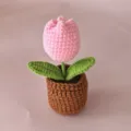Handgemaakte gehaakte tulp potplant voor bureau decoratie, schattige roze bloem met bruine pot. - Roze