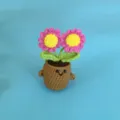 Gehaakte dubbele bloem in pot, schattige lachende bruine pot, roze gele wollen tafeldecoratie. - Roze Dubbele Chrysant