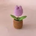 Handgemaakte gehaakte paarse tulp in pot, schattige gebreide bloem bureaudecoratie ornament. - Paars