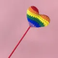 Handgemaakt gehaakt regenboog hart stengel handgebreid DIY hanger decoratie item - Hoogte 43cm Bloemhoofd 7.5cm / Kleurrijke Regenboog