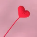 Handgemaakte rode gehaakte hartstengel decoratie gebreide bloem DIY cadeautje - Hoogte 43cm Bloemhoofd 7.5cm / Hart Groot Rood