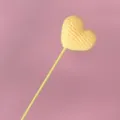 Handgemaakte gehaakte gele harttak voor DIY decoratie, schattige wollen gebreide tak hanger. - Hoogte 43cm Bloemhoofd 7.5cm / Geel Hart