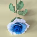 Variante de rose au crochet faite main, fleur tricotée en fil bleu et blanc pour déco. - Patchwork Bleu