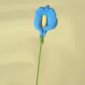 Handgemaakte gehaakte blauwe aronskelk bloemstengel, schattige gebreide kunstplant. - Blauw