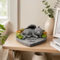 Statua commemorativa in resina per gatto addormentato con ali d'angelo e succulente. - Monumento Commemorativo per Gatti