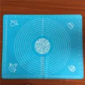 Tappetino per impastare in silicone blu con segni di misura per cottura, teglia antiaderente. - Blu