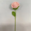 Handgehaakte roze rozenbloem met groene stengel en blad voor mooie huisdecoratie. - Lichtroze roos