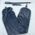Schwarzer befüllbarer Reisehalskissen Plüsch Kleidung Aufbewahrungskissen mit Gurt. - 83*18CM / Schwarz
